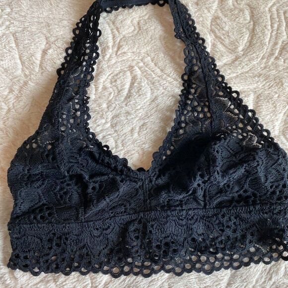 SUPER CUTE! NWT AERIE BLACK CROCHET BRALETTE HALTER TOP SIZE S/M - Picture 2 of 10